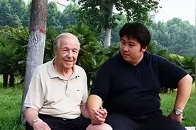 河南小伙为报恩，将瑞士房东接回国赡养，连结婚都要带上，老人遗愿“请把我葬在中国”图片