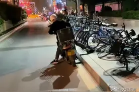 疑似一外卖小哥故意踢坏路边单车发泄，拍摄视频女孩称遭遇网暴，网友：生活不易多理解，何必与单车过不去图片