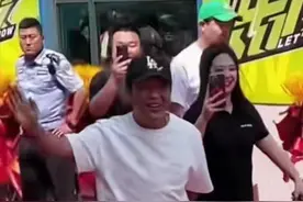 赵本山儿子公司开业大咖云集，50辆大劳开路随礼880W，刘能成赢家图片