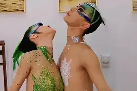 这一次，杨丽萍与男徒弟的舞蹈再惹争议，60多岁的她真的错了吗图片