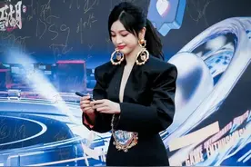 吴宣仪终于换风格了，深V西装裙冷艳犀利，大金耳环更显奢华贵气图片