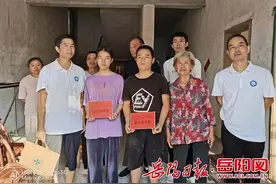 岳阳经开区新的社会阶层人士联合会组织会员为贫困学子进行“一对一”公益助学活动图片