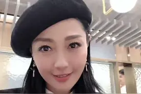 56岁港星开餐厅成富婆，皮肤紧致白皙，单身8年追求者比她小30岁图片