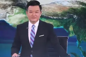 他是央视知名主持人，31岁因一句话离央视赴美国，如今48岁怎样了图片