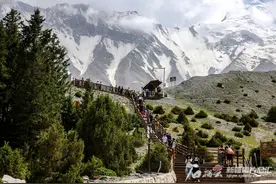 壮观！直拍奥依塔克冰川公园雪崩来袭图片