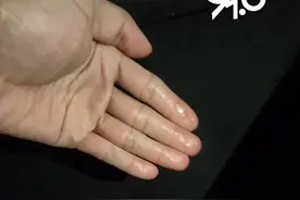 才买一个月的豪车，男子竟在车内摸到湿湿的…不能接受图片