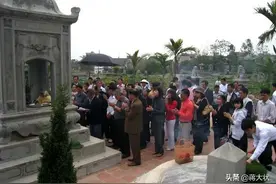 邻居将厕所修在你家祖坟旁，你会怎么想？图片