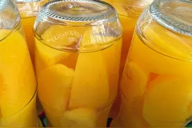 每年必做的黄桃罐头，做上几十瓶，放半年都不会坏图片