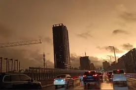 暴雨到来，郑州市陇海路高架出现严重拥堵图片