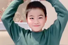 这个男孩到底有何背景？为何徐峥这么宠爱他？图片