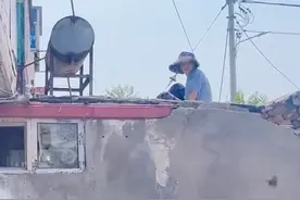 天津宁河 七旬老人爬上房顶取东西，结果体力不支被困很是无助图片