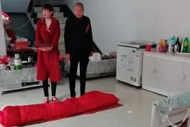 河南一新娘顾着看热闹，忘记自己在结婚，新郎瞬间不淡定了图片