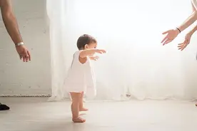 宝宝越早会站越好？新手宝妈别心急，这个月龄会站才是刚刚好图片