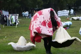 大学生晒被子玩出新花样，一个比一个有创意，导员看了哭笑不得图片