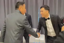 华表奖另一面：陈道明霸气握手，章子怡屈膝握手，背后的级别差图片