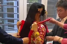 安徽，丧偶女子头披黑纱从婆家出嫁再婚，婆婆：当成亲女儿看待！图片