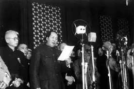 开国大典时，为什么毛主席指定一个“洪门大佬”站在自己身边？图片