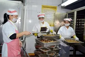 江苏一校长因拒绝食堂外包走红，直言：要么你不干，要么我辞职图片