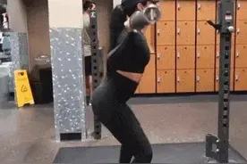 “妈妈臀”让女孩变少妇，会这两个动作让你恢复身材曲线图片