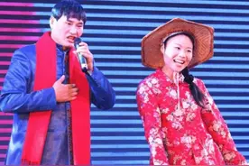 41岁草帽姐炫富传绯闻，同样星光大道出身，她才是最现实的那一个图片