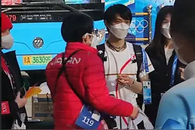 羽生结弦今日回日本，在北京室外穿短袖，真抗冻，妈妈陪在他身边图片