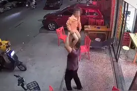 爸爸将孩子举头顶玩耍 下一秒悲剧了图片