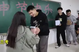 河南兰考一高校59名男生为全班唯一女生送盲盒，女生：很惊喜，从没让我干过重活图片