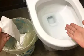 厕纸应该丢到纸篓里还是直接冲走？原来一直做错了，差别很大图片