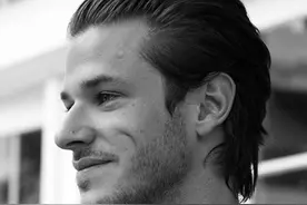 法国帅气男星意外去世！滑雪事故致死，网友悲痛：太年轻了图片