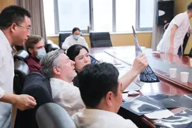 中外专家携手助力健康中国2030世界神外大师巴特朗菲教授来华手术图片