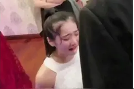 女子穿婚纱去前男友婚礼下跪求婚，宾客们懵了，分不清谁是新娘图片