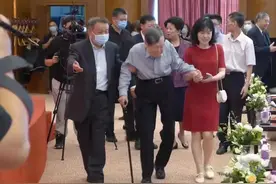 好友曝杨振宁再婚后得过三场重病，翁帆不断喊达令，让他奇迹苏醒图片