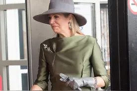 一对珍珠耳环，多种佩戴方式，荷兰王后亲自示范，一学就会图片