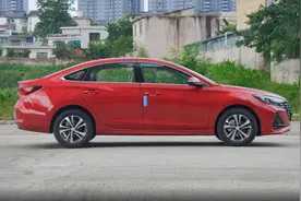 长安逸动PLUS，车长4730mm，后排放倒如1米8大床，对标日产轩逸图片