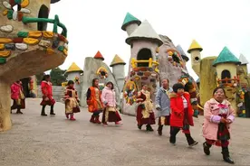 中国第一袖珍人吴康：年龄34岁，面貌却停在1岁，他怎么养活自己图片