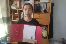 照顾患病妈妈和姥姥是每天的起点，女孩靠读书改变命运：想当教师图片