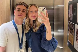 神之傲娇!莫雷加德和漂亮女友约会都带着银牌,逛街购物满世界炫耀图片