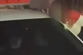 警察深夜值勤时疑似在睡觉，男子拍照嘲讽，警方回应来了！图片