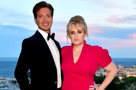 英国女演员抛弃超级富二代男友，转型做拉拉，跟女友订婚了！图片