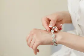 女性长期戴“银手镯”，真的对身体好吗？医生说出实情图片