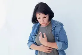 经常出现胸部疼痛，或主要与这4个原因有关，需重视图片