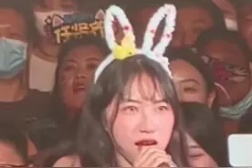 任贤齐演唱会上，甜美女孩哽咽感恩：“你的三万块救了我的命”图片