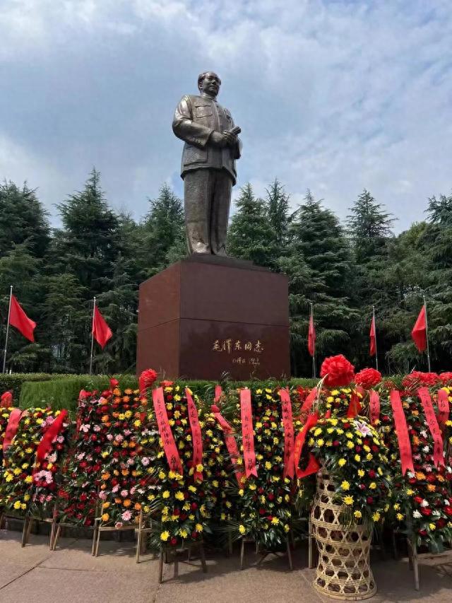 红色文化传播大使刘金享首长一行到伟大领袖毛主席旧居参观学习