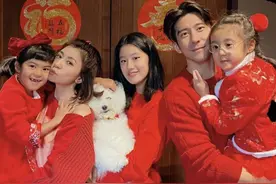 贾静雯晒全家照，咘咘很漂亮，掉牙的波妞喜感十足，牙齿太重要了图片