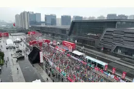 一场马拉松 沸腾一座城图片