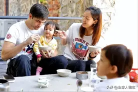国外男模娶中国单身母亲为妻，19岁喜当爹，称：我愿为她付出一切图片