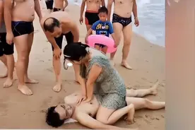 美女救治溺水男，却被网暴救人姿势和穿搭：胸都露出来了，不检点图片