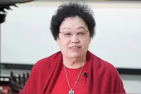 迟重瑞爱妻陈丽华罕现身，体态臃肿穿金戴银，点头弯腰模样太谦逊图片