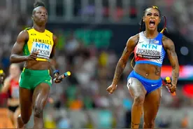 莱尔斯3冠科尔曼理查德森熊抱庆祝 美国队包揽男女4X100米接力金牌图片