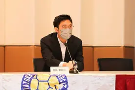 郭晶晶小叔子参加活动，西服笔挺双手交叉，有企业家的风范了图片